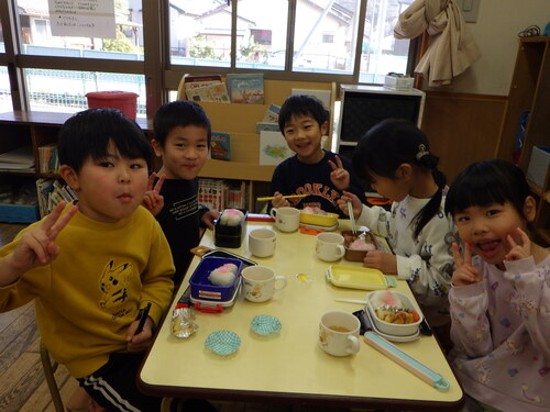 お弁当ごっこの様子