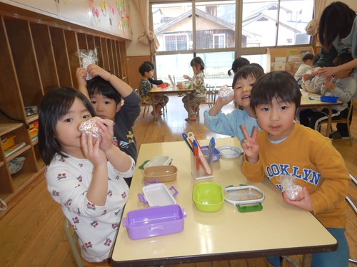 お弁当ごっこの様子 (1)