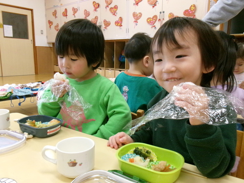 お弁当ごっこの様子