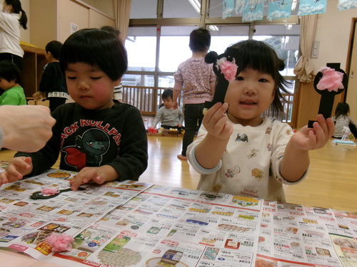 ひなまつりの製作をする子ども (5)