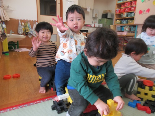 大きな井形ブロックで遊んでいる