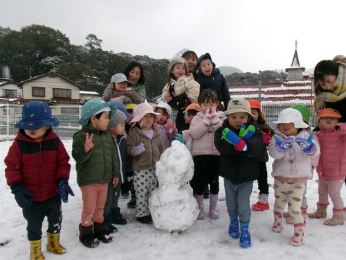 雪で遊んでいる様子１