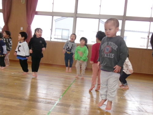 リズムをする子ども