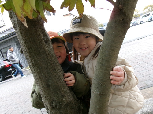 あすてらす前で遊ぶ子ども (6)