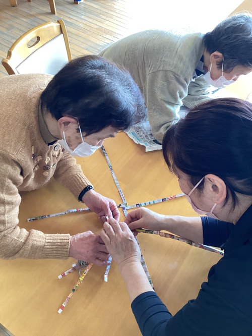 鍋しきを作る利用者さん
