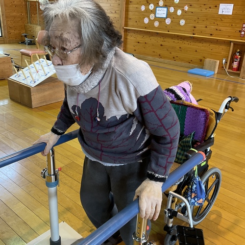 平行棒での運動中です
