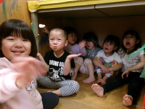 コーナー遊びを楽しむ子ども (4)