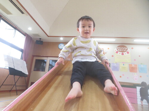 遊戯室で遊ぶ様子 (5)