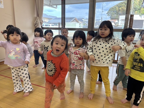玉入れを楽しむ子ども (3)