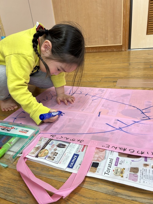 お絵描きをする子ども