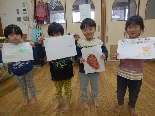 絵を見せながら、楽しかったことを発表している様子 (1)
