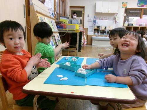 粘土で遊ぶ子ども (2)