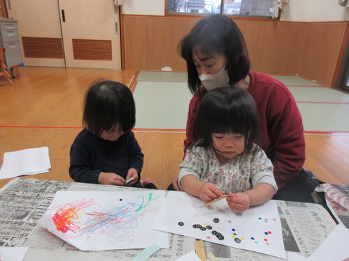 シール貼りの様子  (2)