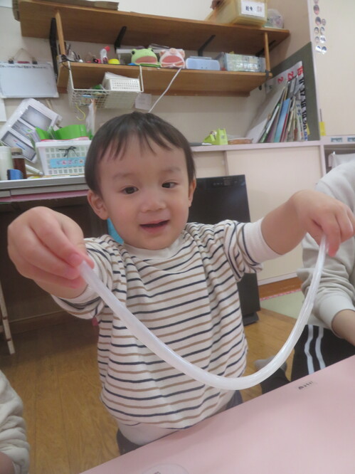 ジェル粘土で遊ぶ様子 (2)