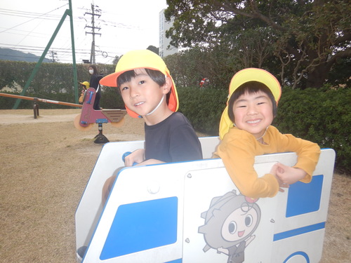 公園で遊ぶ