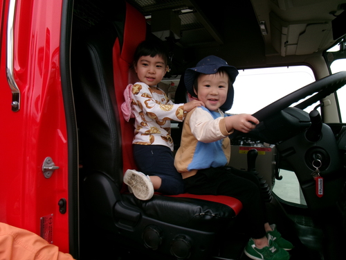 消防車に乗る子ども (2)