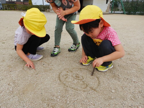 公園で遊んでいる様子 (3)