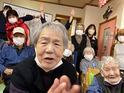 はしゃぐ