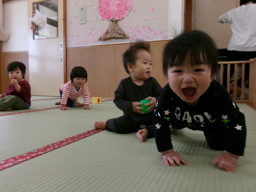 お部屋で遊んでいる様子