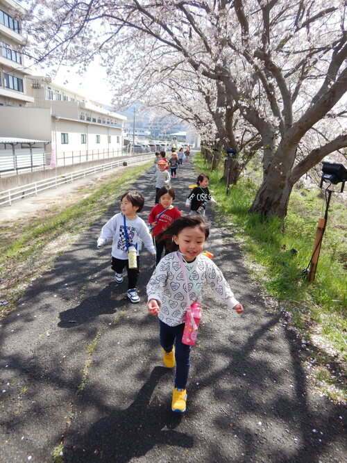 桜の下を走る子ども (4)