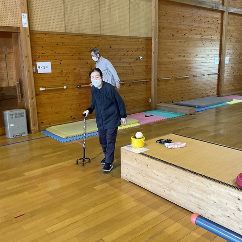 歩いています