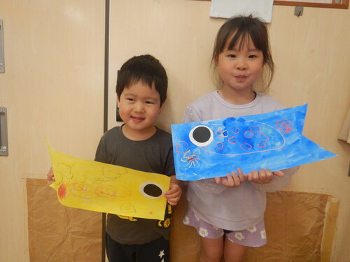 こいのぼりの制作をする子ども (1)