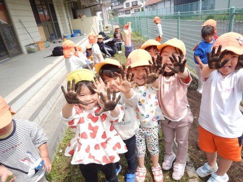 真っ黒な両手を見せてくれる子どもたち