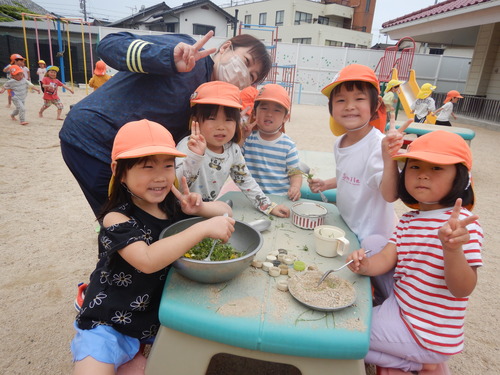おままごと遊びをする子ども