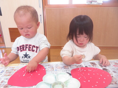 いちごの制作の様子 (2)