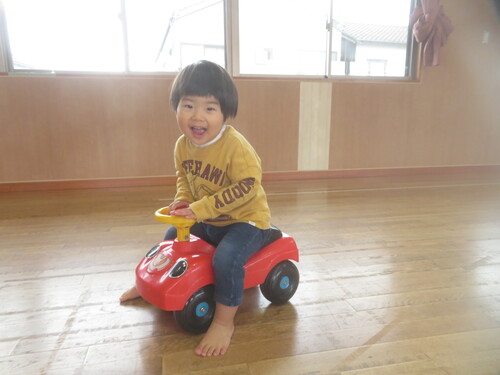 遊戯室で遊んでいる様子 (3)