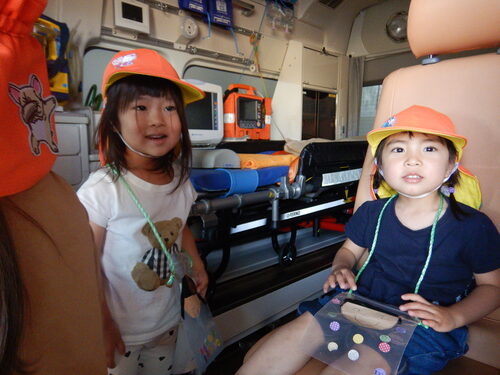 救急車に乗る子ども