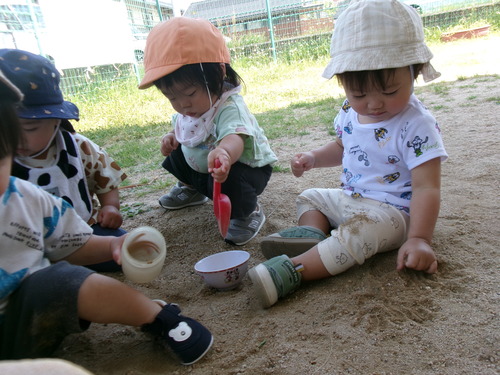 園庭で遊んでいる様子 (1)