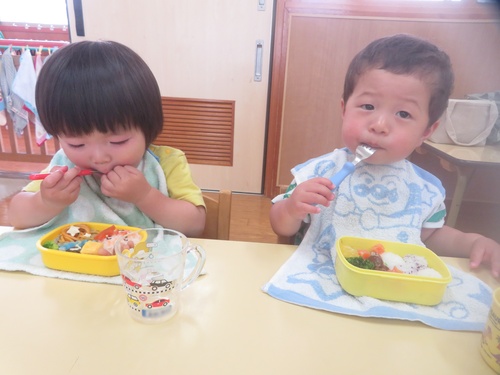 お弁当を食べている様子 (2)