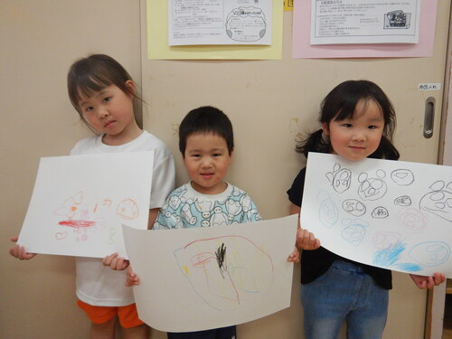 遠足の思い出を描く子ども (1)