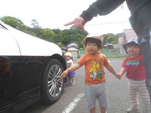 働く車を見ている様子 (2)