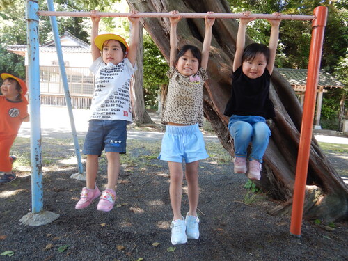 鉄棒をする子どもたち３