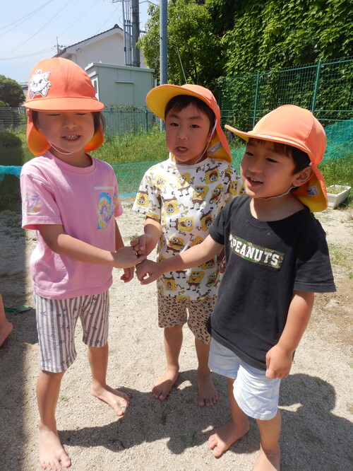 鬼ごっこをしている子ども