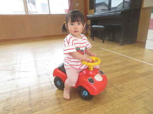 遊戯室で遊んでいる様子 (3)