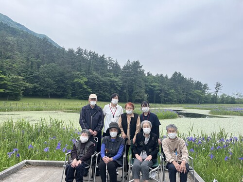 カキツバタと利用者さん