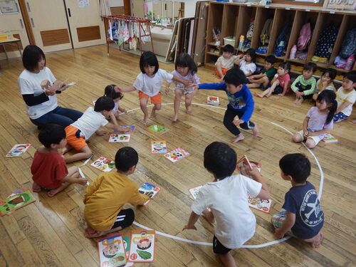 カルタをする子どもたち４