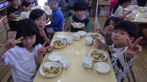 給食の様子 (2)