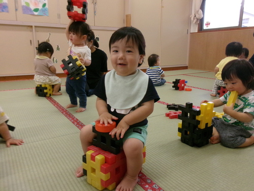 井形ブロックで遊んでいる様子 (3)