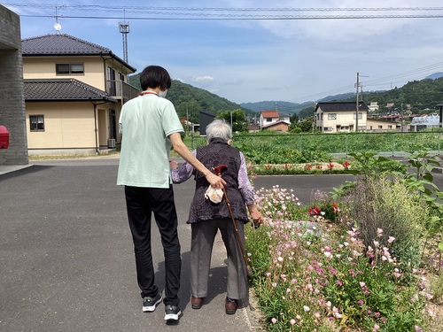 散歩中の利用者さん