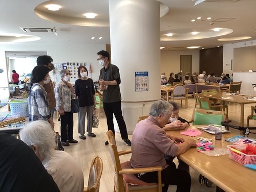 ホールでの様子を見学中