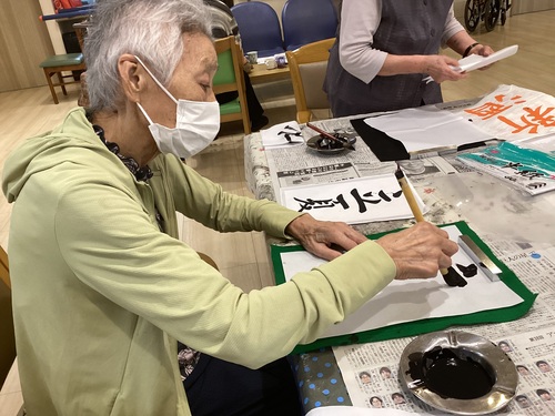 習字をする利用者さん