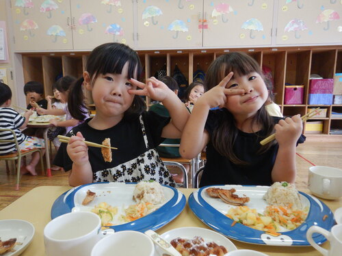 給食を食べる子ども