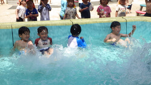 バタ足をする子どもたち