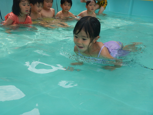 ワニ歩きをする子ども３