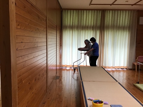 歩いています