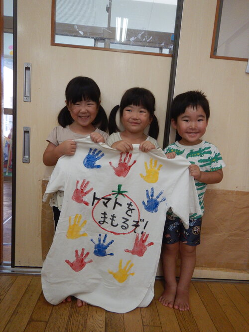 手形をする子ども (1)